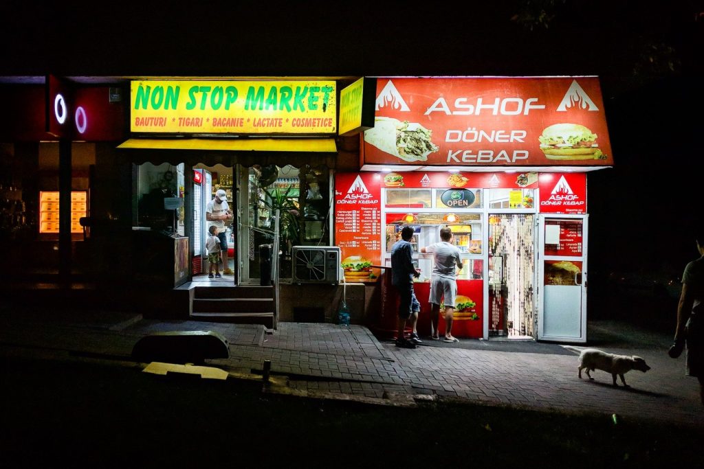 casuta galbena magazin non stop oradea